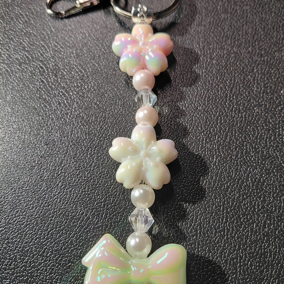 Elegant Flower, Bow And Pearl Irridescent Key Holder Key Ring - Picture 2 of 5
